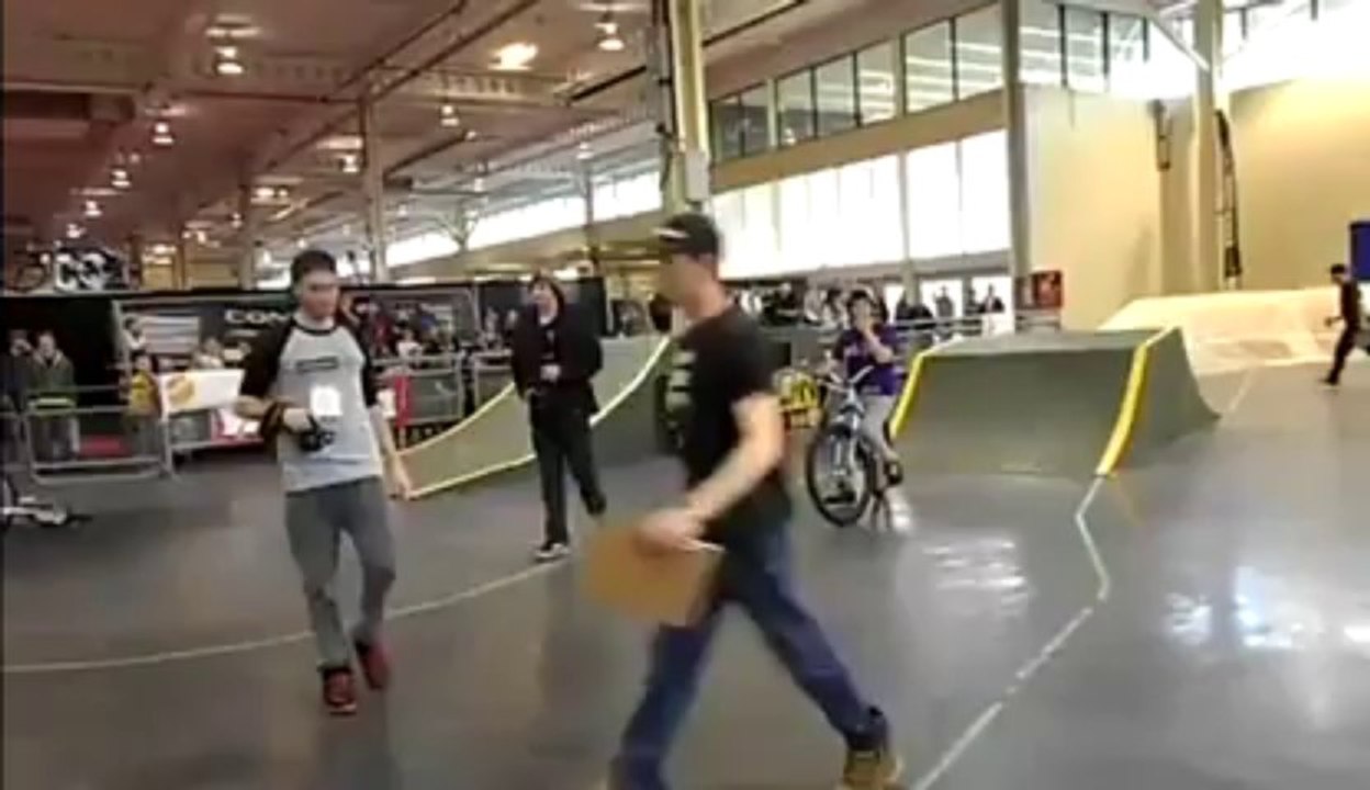 Gros Faceplant en BMX, il tombe sur le front!