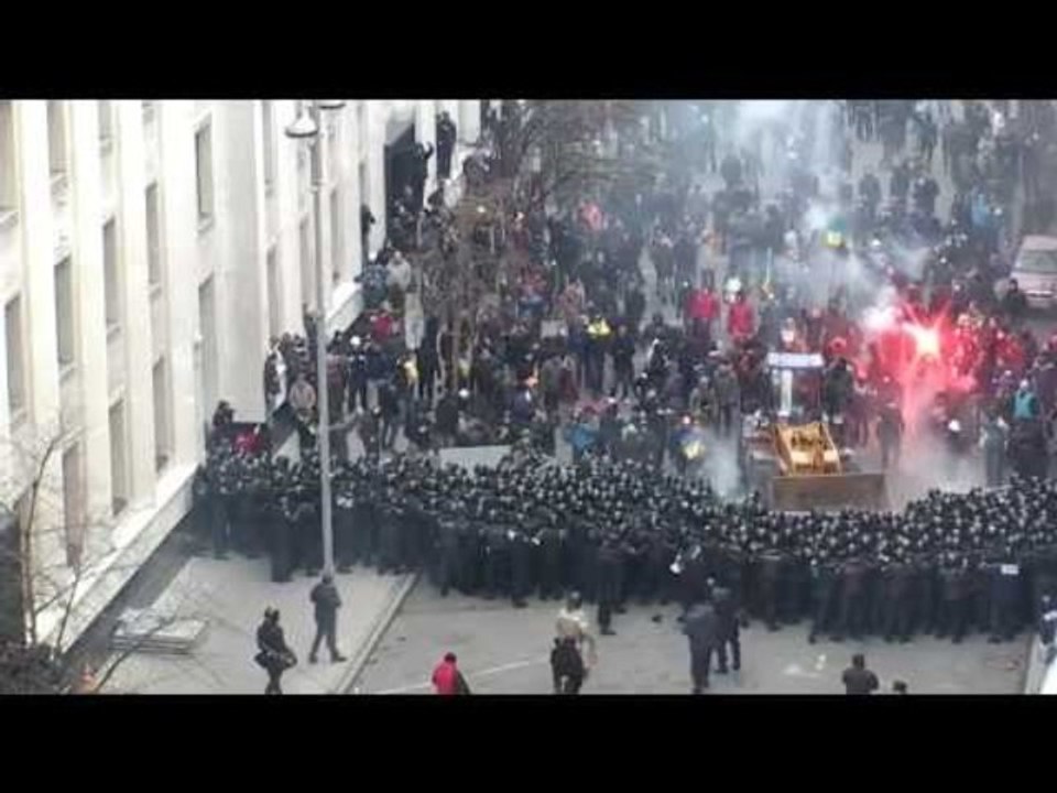 Kiev protesters drive bulldozer towards police line