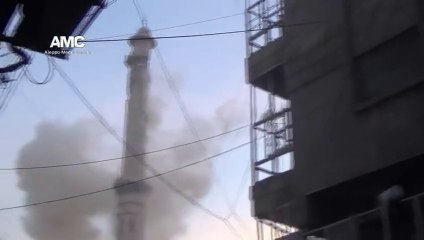Effondrement d'un minaret en Syrie, après un tir de char.