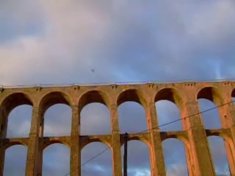 un OVNI AU VIADUC DE CHAUMONT  !
