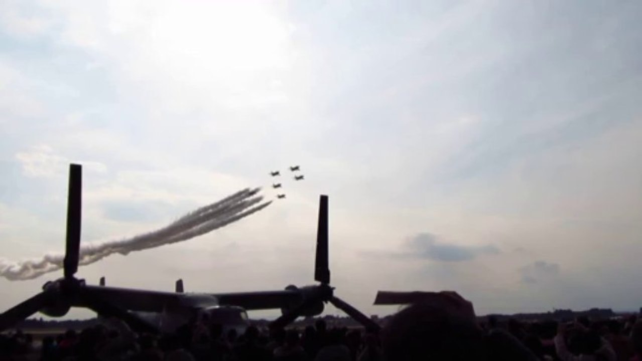 オスプレイの上を飛ぶブルーインパルス