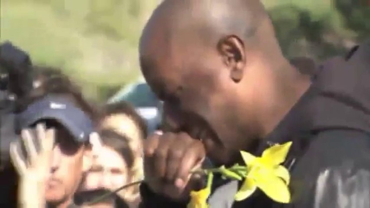 Tyrese pleure l'acteur Paul Walker sur le site de l'accident de voiture qui a tué la star de  "Fast & Furious"...@VoiceOfCongo