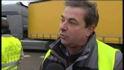 Contre l'écotaxe, les routiers freinent leurs actions