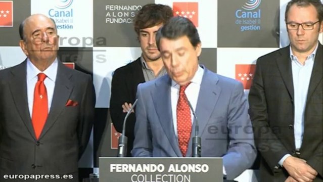 Alonso inaugura la exposición de su trayectoria