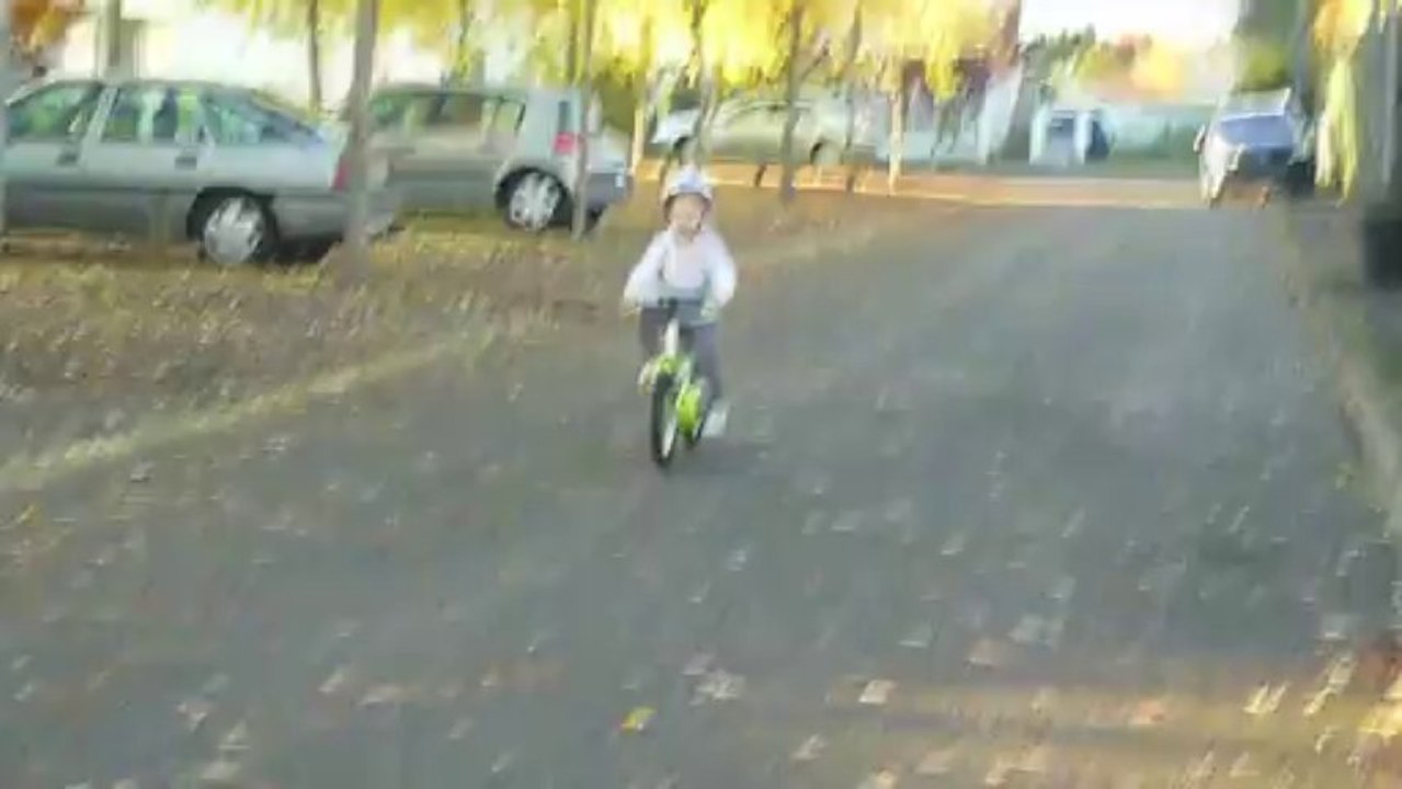 Célestine sait faire du vélo