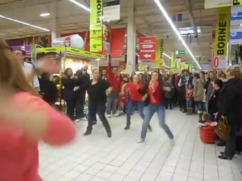 Beauvais : un flashmob qui surprend les clients d'un hypermaché