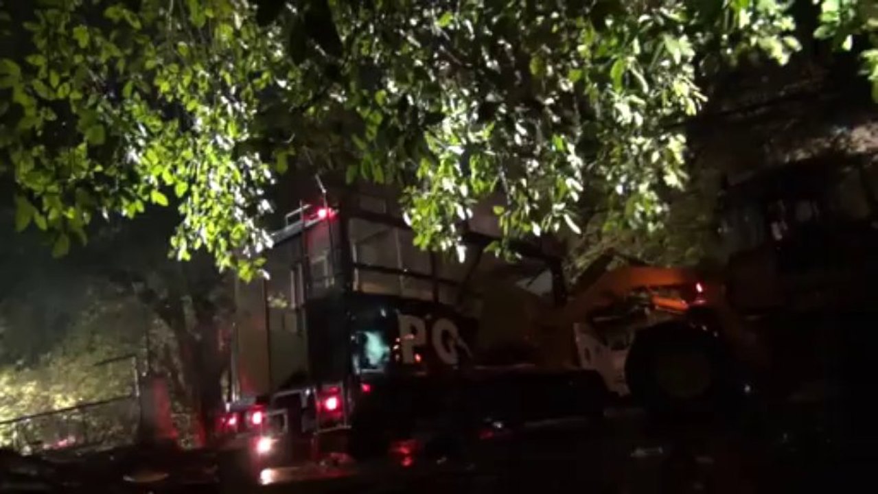 Bangkok (Thailande) 2/12/2013  6 hours of very violent clashes in Governement House