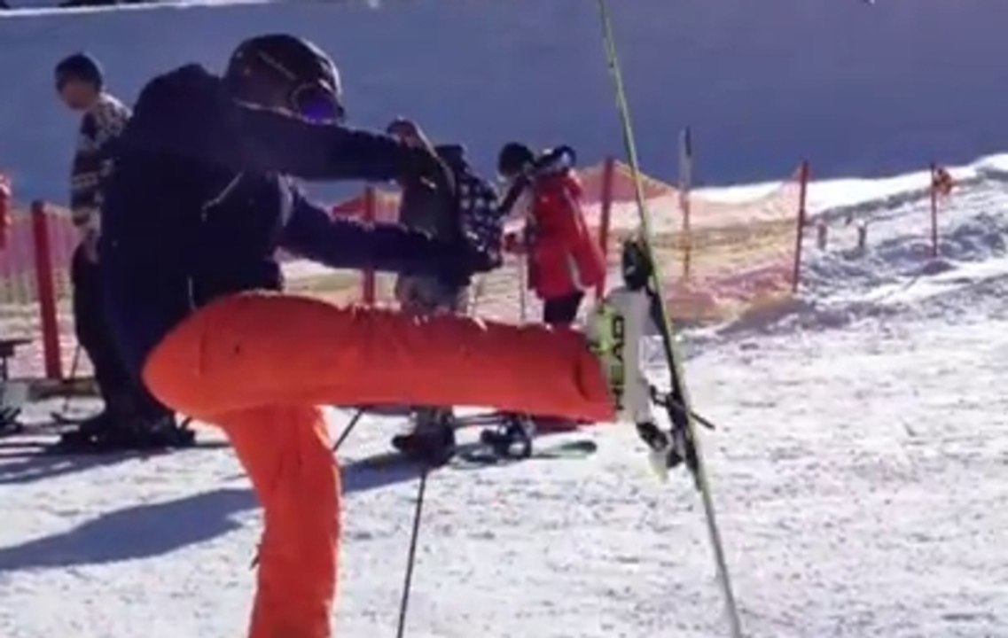 Faire le con avec son ski et casser une vitre d'un autobus