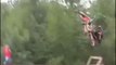 Entrainement en FMX - Motocross : il se prend la moto sur la tête en tentant un backflip. Dur!