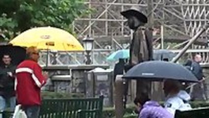 Living Statue Scares Woman!