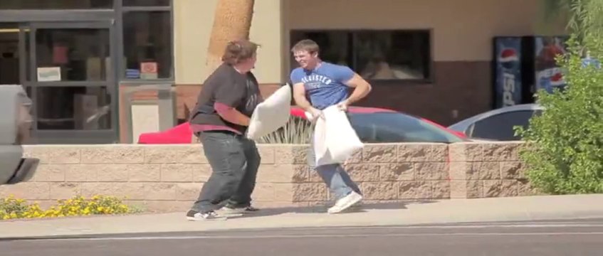 Bataille d'oreiller dans la rue! Avec des inconnus.