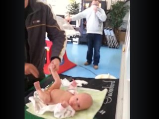 Un père est malade à l'idée de changer la couche de son bébé