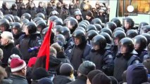 La piazza assedia il potere a Kiev. Ancora scontri con la polizia