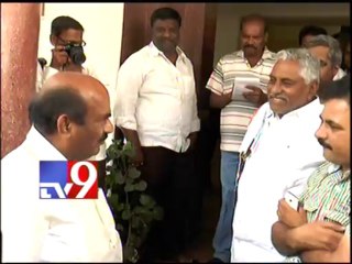 Casual argument between JC Diwakar and Jeevan Reddy over Rayala Telangana