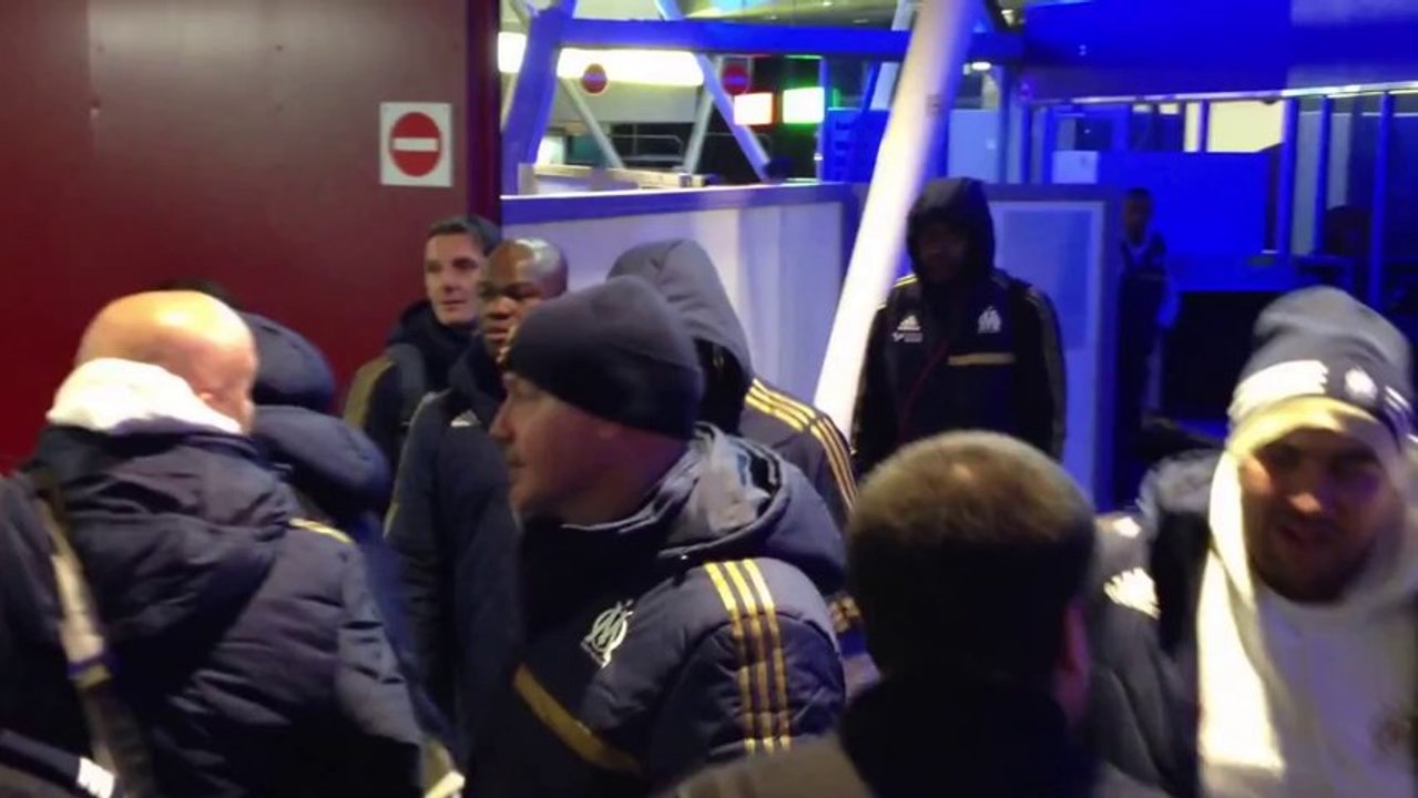 le staff de l'OM et pris a partie par des supportaires