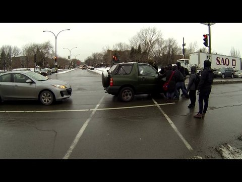 Une voiture fonce dans un barrage de manifestants