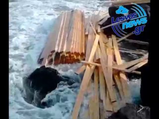 Ξυλεία στις ακτές της Λέσβου