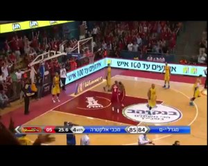 Yotam Halperin marque le shoot de la victoire grâce à une passe décisive de l'arbitre!