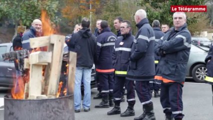 Quimper. 120 pompiers manifestent pour des créations d'emplois