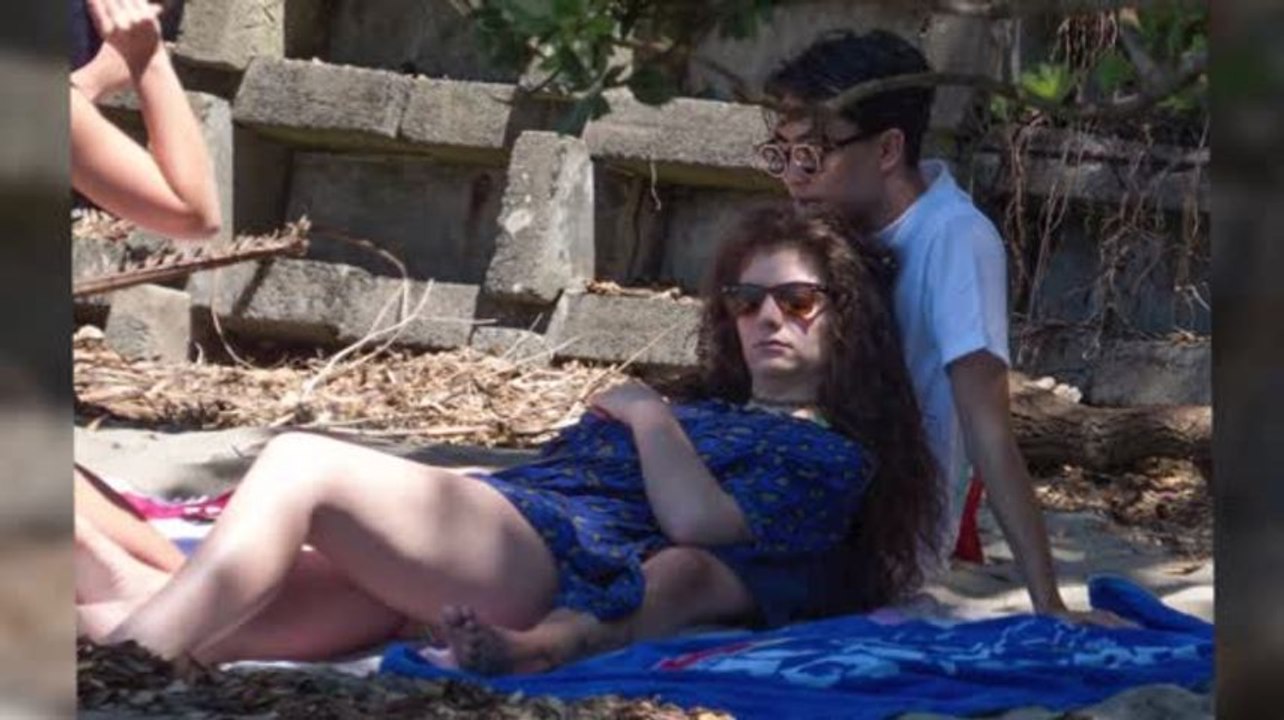 Sängerin Lorde am Strand