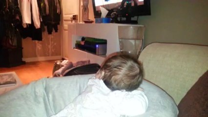 J'entends la télé mais je la vois à peine