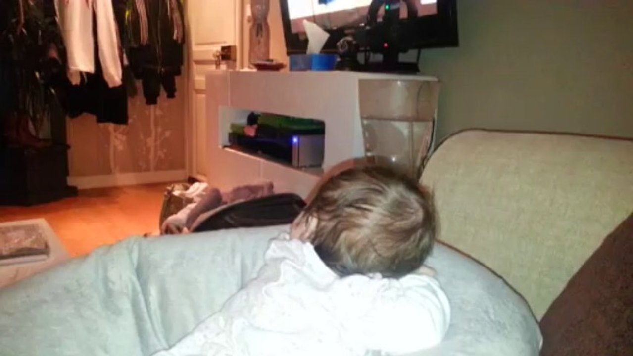 J'entends la télé mais je la vois à peine