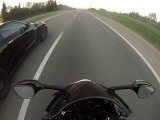 Course entre une Nissan GTR et deux grosses motos sur route