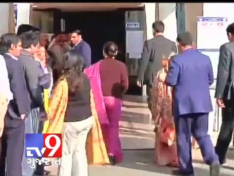 Delhi Assembly polls : Sonia Gandhi, Sheila Dikshit cast their vote - Tv9 Gujarat