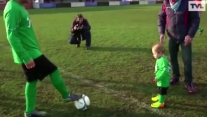 Le plus jeune footballeur du monde a 20 mois !