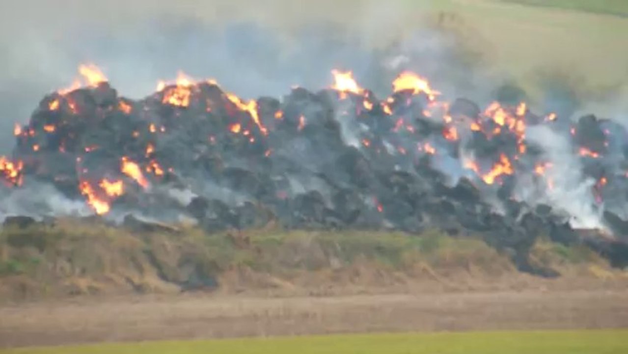 Spectaculaire incendie à Aux Marais