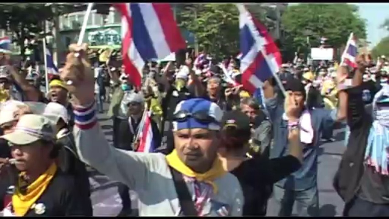 Bangkok (Thailand) 02:12:2013 RUSH BEFORE FIGHT SY AYUTHAYA ROAD