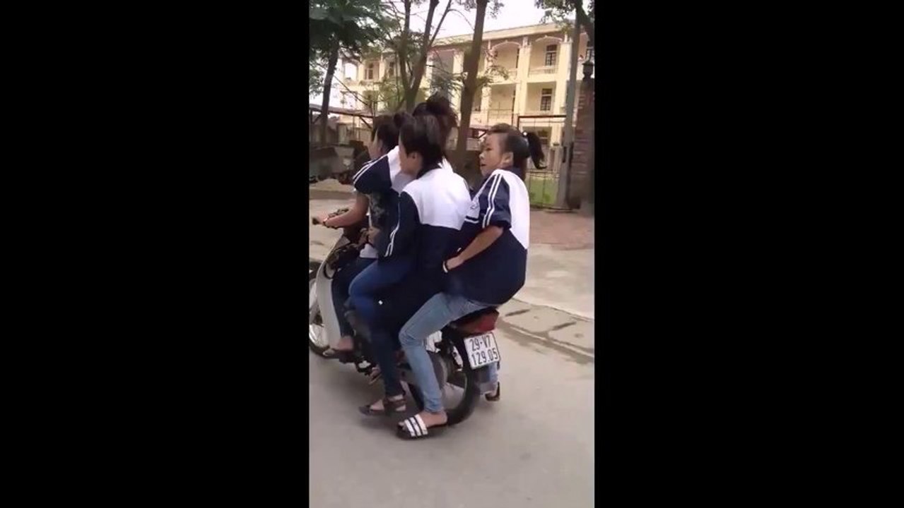 Nữ sinh cấp 3 đi xe máy kẹp 5 lạng lách, đánh võng trên đường