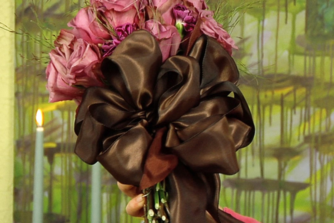 Wie Sie eine schöne Satin-Schleife binden