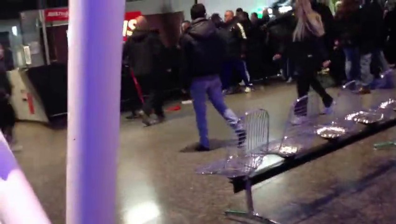 Bagarre de supporteurs de Lille contre le joueur de l'Olympique de Marseille, Florian Thauvin. Violent!