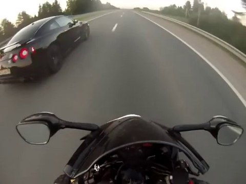 Amazing Race between 2 motorcycles and a Car : nissan GTR vs YAMAHA R1 vs SUZUKI GSX R1000