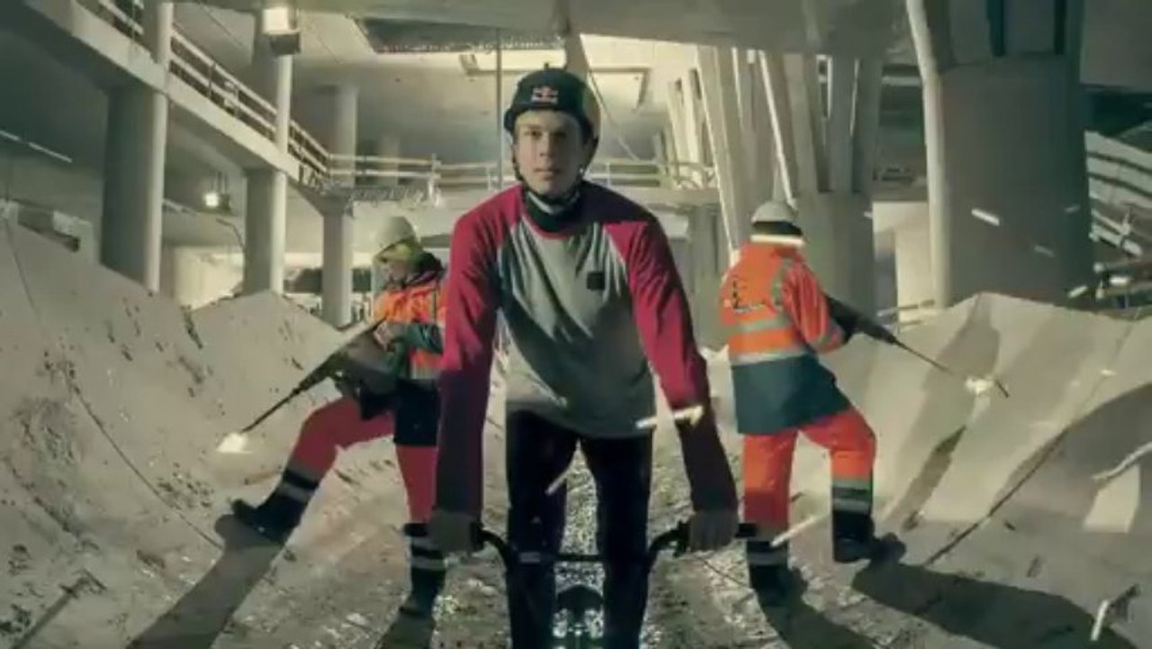 Faire du BMX sur un chantier - Vidéo Red Bull!