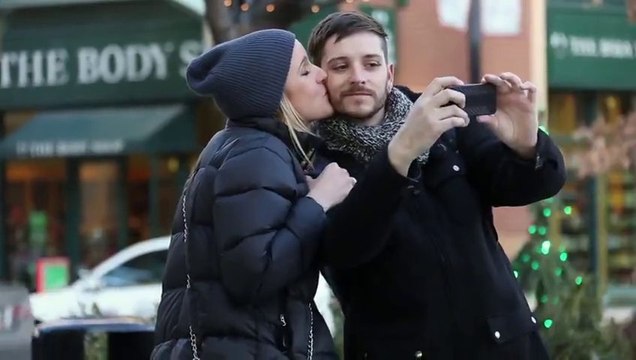 Prendre des Selfies avec des inconnus dans la rue