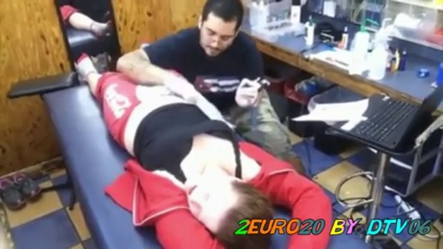 La Rousse crie comme une vache pour un simple Tatouage.