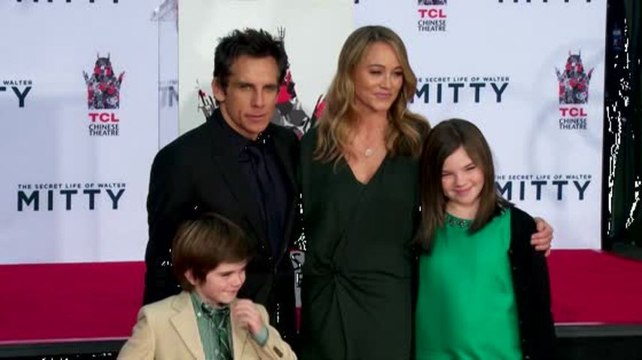 Ben Stiller est honoré par Tom Cruise pendant la cérémonie de ses empreintes