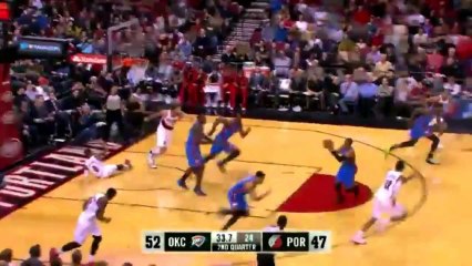 Kevin Durant obtient le dunk plus la faute après un contre de Serge Ibaka