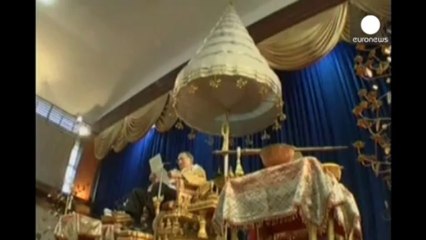 Tregua teñida de amarillo en Tailandia para celebrar el cumpleaños del rey