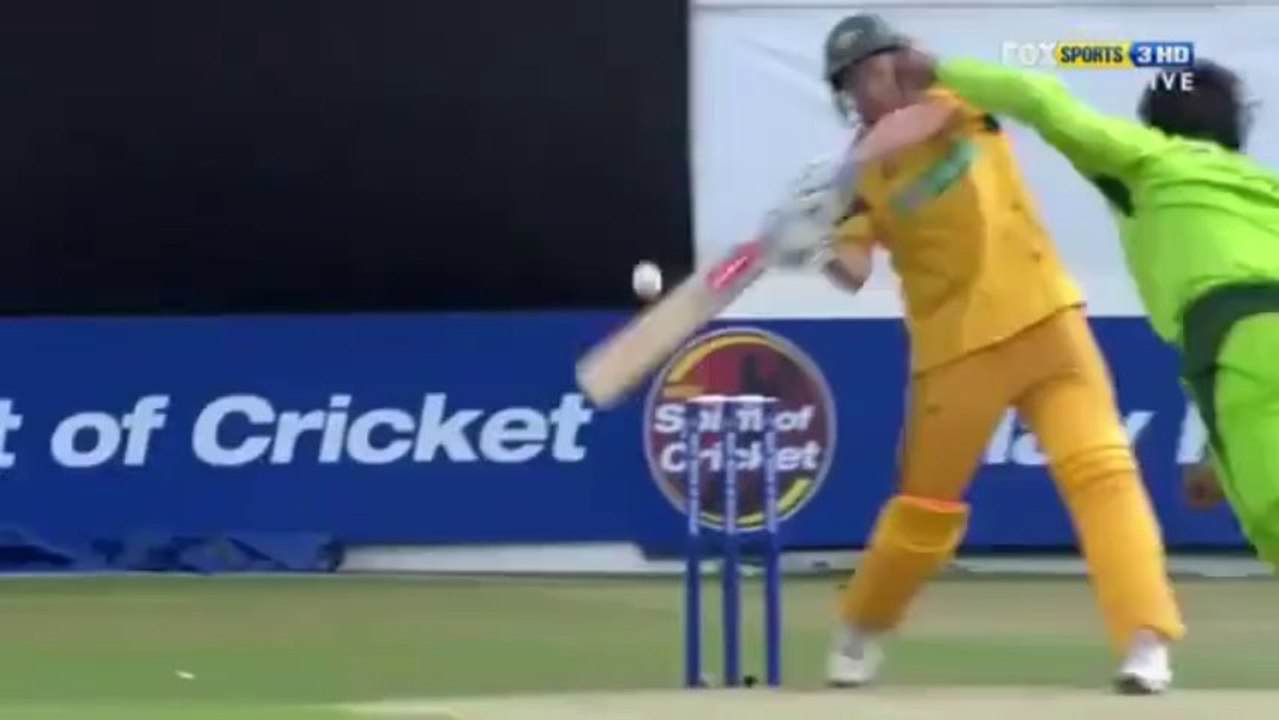 Shoaib Akhtar running wild on David Hussey