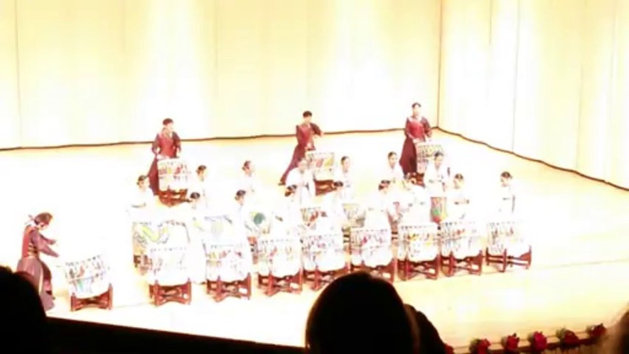 koreanischer Trommeltanz: punggo - Teil 2 (schlechte Bildqualität)