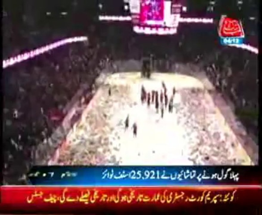 Canada Ice hockey fans fling 25921 stuffed toys onto rink