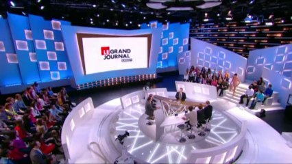 Un homme nu sur le plateau du Grand Journal