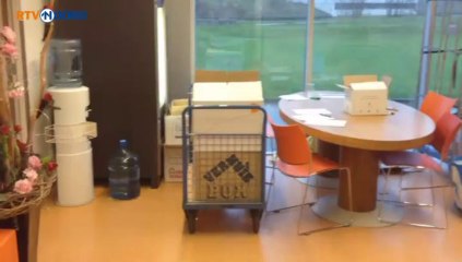 De aanhanger met voedsel wordt uitgepakt - RTV Noord