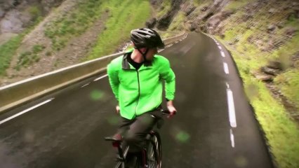 Eskil en arrière sur un vélo à Trollstigen Norvège