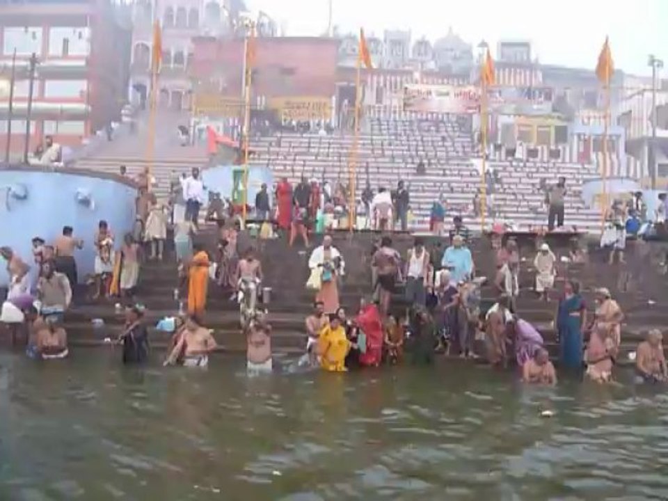 ABLUTION DANS LE GANGE A VARANASI  P1140798