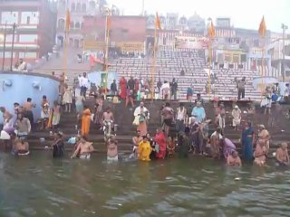 ABLUTION DANS LE GANGE A VARANASI  P1140798