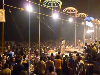 CEREMONIE FACE AU GANGE A VARANASI P1140719